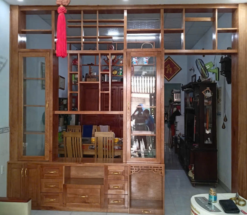 Vách ngăn phòng khách bằng gỗ tự nhiên
